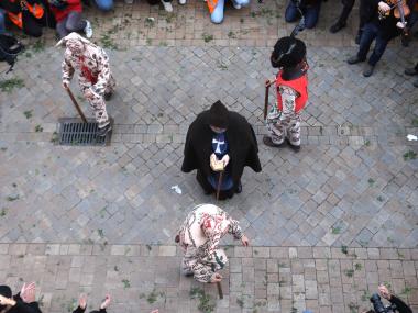 Ball de la colla de dimonis i Sant Antoni davant la Sala. 