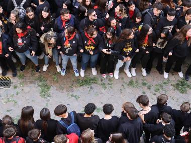 Ball de la colla de dimonis i Sant Antoni davant la Sala. 