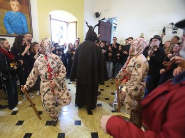 Ball de la colla de dimonis i Sant Antoni a la Sala. 