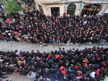 Ball de la colla de dimonis i Sant Antoni davant la Sala. 