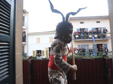 Ball de la colla de dimonis i Sant Antoni a la Sala. 