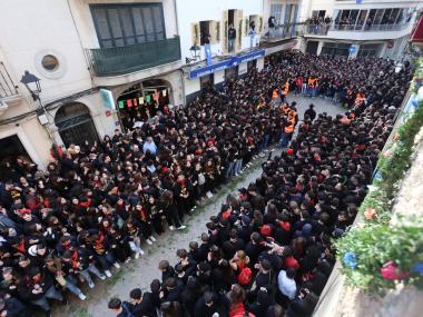 Ball de la colla de dimonis i Sant Antoni davant la Sala. 