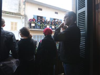 Ball de la colla de dimonis i Sant Antoni davant la Sala. 