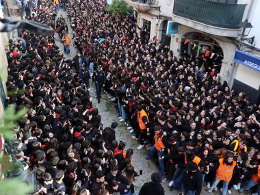 Ball de la colla de dimonis i Sant Antoni davant la Sala. 