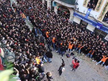 Ball de la colla de dimonis i Sant Antoni davant la Sala. 