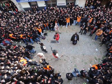 Ball de la colla de dimonis i Sant Antoni davant la Sala. 