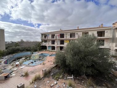 Estat actual dels Apartamentos Topaz, immoble que l'Ajuntament de Manacor pretén demolir. 