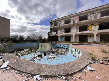 Estat actual dels Apartamentos Topaz, immoble que l'Ajuntament de Manacor pretén demolir. 