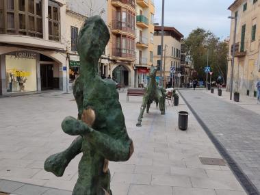 El conjunt escultòric de Llorenç Ginard instal·lat a la plaça des Cós. 