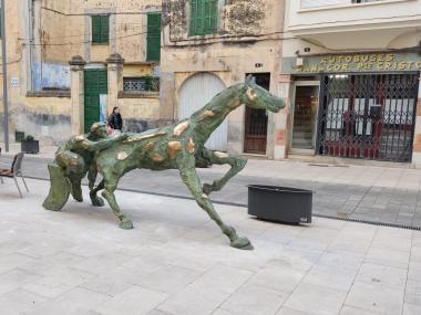 El conjunt escultòric de Llorenç Ginard instal·lat a la plaça des Cós. 