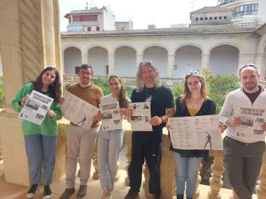 Directors i directores de la XXXVIII Mostra de Teatre Escolar de Manacor i el delegat de Cultura, Ferran Montero, amb els nous programes. 