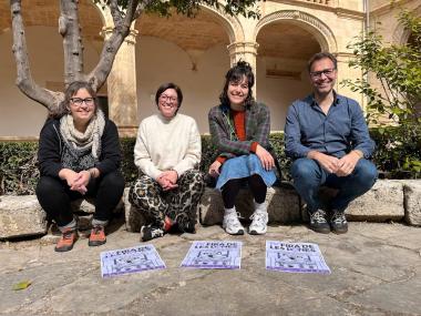 El batle de Manacor, Miquel Oliver, amb la delegada d'Igualtat, Carme Gomila, l'artista Sara Fernández d'Ennigulart i Mariantònia Salas del Col·lectiu Neura, algunes de les entitats que participaran a la Fira de les Dones. . 