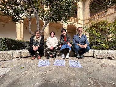 El batle de Manacor, Miquel Oliver, amb la delegada d'Igualtat, Carme Gomila, l'artista Sara Fernández d'Ennigulart i Mariantònia Salas del Col·lectiu Neura, algunes de les entitats que participaran a la Fira de les Dones. . 