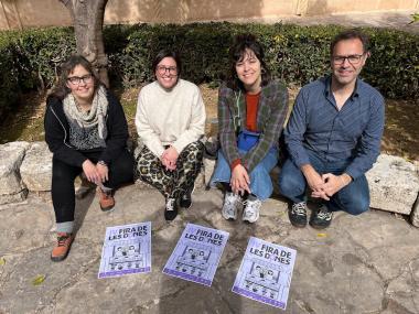 El batle de Manacor, Miquel Oliver, amb la delegada d'Igualtat, Carme Gomila, l'artista Sara Fernández d'Ennigulart i Mariantònia Salas del Col·lectiu Neura, algunes de les entitats que participaran a la Fira de les Dones. . 