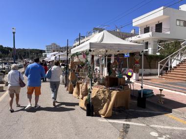 Mercadet artesà al passeig del Cap des Toll. 