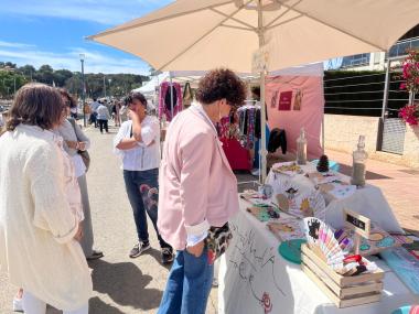 La delegada de Porto Cristo, Antònia Llodrà, al mercadet artesà. 