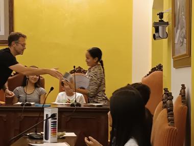El batle de Manacor ha entregat un diploma i un obsequi als membres del Consell d'Adolescents de Manacor. 