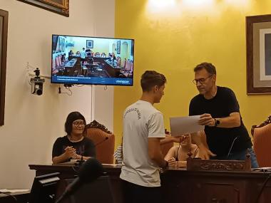 El batle de Manacor ha entregat un diploma i un obsequi als membres del Consell d'Adolescents de Manacor. 