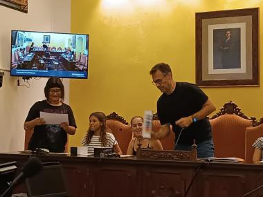 El batle de Manacor ha entregat un diploma i un obsequi als membres del Consell d'Adolescents de Manacor. 