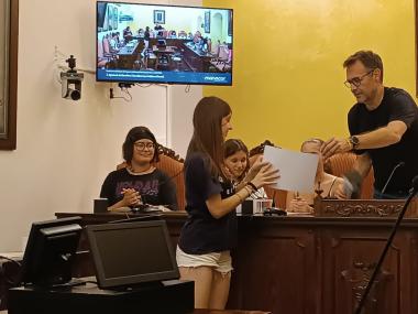 El batle de Manacor ha entregat un diploma i un obsequi als membres del Consell d'Adolescents de Manacor. 