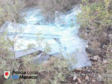 Abocament de vidres a Cales de Mallorca. 