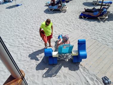 Servei de platges per a persones amb mobilitat reduïda. 