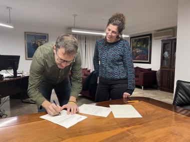 El batle de Manacor, Miquel Oliver, amb la nova tècnica, Laura Socies, durant la presa de possessió. 