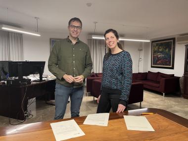 El batle de Manacor, Miquel Oliver, amb la nova tècnica, Laura Socies, durant la presa de possessió. 