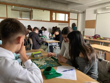 Alumnat de l'IES Porto Cristo jugant a scrabble. 
