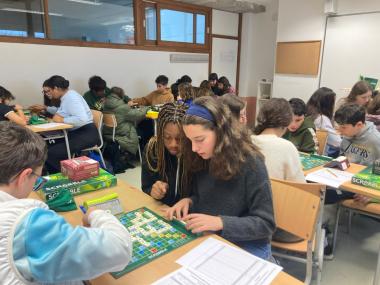 Alumnat de l'IES Porto Cristo jugant a scrabble. 