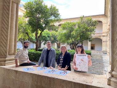 El batle de Manacor, Miquel Oliver, amb el delegat de Festes, Mateu Marcé, la delegada de Fires, Júlia Acosta, i la directora de l'Escola Municipal de Mallorquí, Margalida Rosselló. 