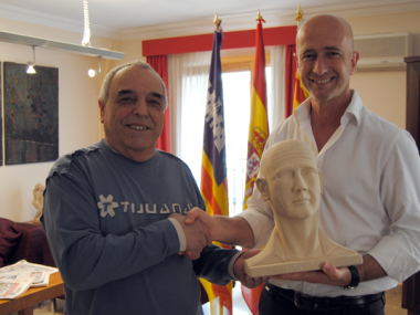 Donació d’un bust al batle