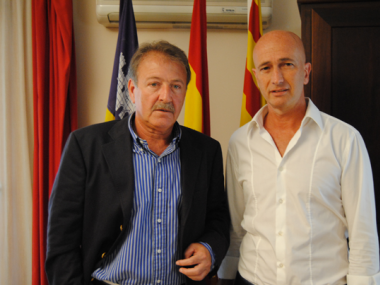 El batle de Manacor, Antoni Pastor, rep el nou conseller de salut del Govern de les Illes Balears, Antoni Mesquida