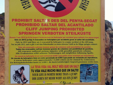 INSTAL·LAT A LA PLATJA DE CALA VARQUES EL CARTELL QUE PROHIBEIX SALTAR A L’AIGUA DES DEL PENYA-SEGAT 