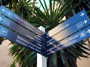 RENOVACIÓ DE LES SENYALITZACIONS DEL CENTRE DE LA CIUTAT I INSTAL·LACIÓ DE MONÒLITS INFORMATIUS I PATRIMONIALS