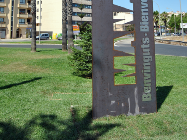 INSTALAT UN MONÒLIT DE 'BENVINGUDA' A LA ROTONDA CARRETERA DE PORTO CRISTO-AVINGUDA DEL PARC