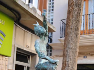 RESTABLERTA A LA PLAÇA DES CONVENT  L’ESCULTURA DEDICADA A ‘ELS MORETONS DE SANT DOMINGO’