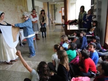 L'ESCOLA MUNICIPAL DE MALLORQUÍ DIVULGA  ENTRE ELS ESCOLARS DEL MUNICIPI  LA INDUMENTÀRIA DE MALLORCA EN EL SEGLE XVIII