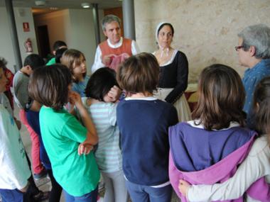 L'ESCOLA MUNICIPAL DE MALLORQUÍ DIVULGA  ENTRE ELS ESCOLARS DEL MUNICIPI  LA INDUMENTÀRIA DE MALLORCA EN EL SEGLE XVIII