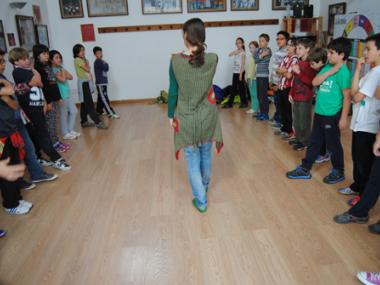 L'ESCOLA MUNICIPAL DE MALLORQUÍ DIVULGA  ENTRE ELS ESCOLARS DEL MUNICIPI  LA INDUMENTÀRIA DE MALLORCA EN EL SEGLE XVIII
