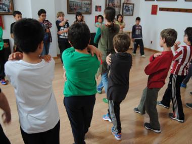 L'ESCOLA MUNICIPAL DE MALLORQUÍ DIVULGA  ENTRE ELS ESCOLARS DEL MUNICIPI  LA INDUMENTÀRIA DE MALLORCA EN EL SEGLE XVIII