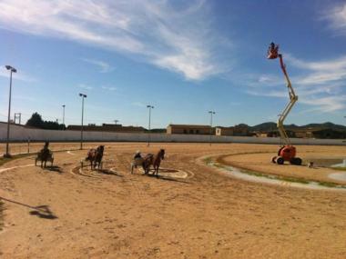 AVANÇ FOTOGRÀFIC DE LA PERFORMANCE   DE SANTIAGO MORILLA  A L'HIPÒDROM DE MANACOR