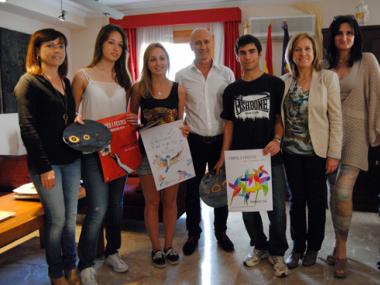 RECEPCIÓ DEL BATLE DE MANACOR A LAURA BAUÇÀ,  GUANYADORA DEL CONCURS DE CARTELLS  'FIRES I FESTES DE PRIMAVERA 2014'