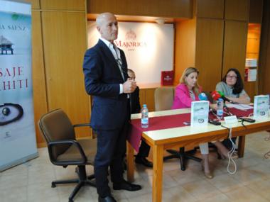 El batle de Manacor ha assistit a la presentació del llibre 'Pasaje a Tahití', de l'escriptora Eva García Sáenz