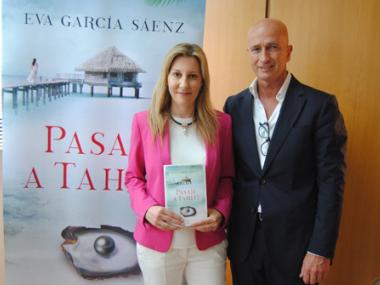 El batle de Manacor ha assistit a la presentació del llibre 'Pasaje a Tahití', de l'escriptora Eva García Sáenz