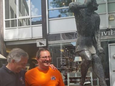 ANTONI OLIVER REP LA MEDALLA DE MAASTRICHT  PER LA SEVA LABOR EN FAVOR DE LA CULTURA POPULAR