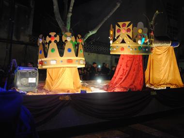 ELS REIS MAGS ARRIBAREN A MANACOR CARREGATS D’IL-LUSIÓ I MILERS DE REGALS 