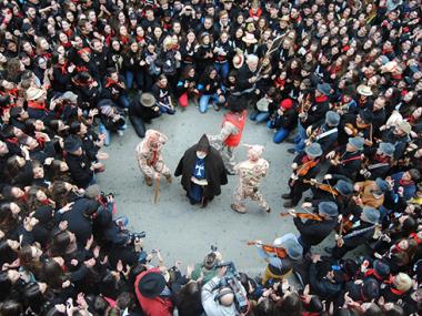 BALL DE SANT ANTONI I ELS DIMONIS DAVANT DE L'AJUNTAMENT