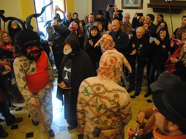 BALL DE SANT ANTONI I ELS DIMONIS DAVANT DE L'AJUNTAMENT