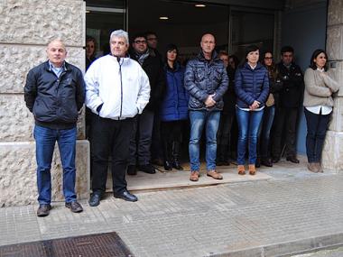 Manacor guarda un minut de silenci per les víctimes de l'accident aeri